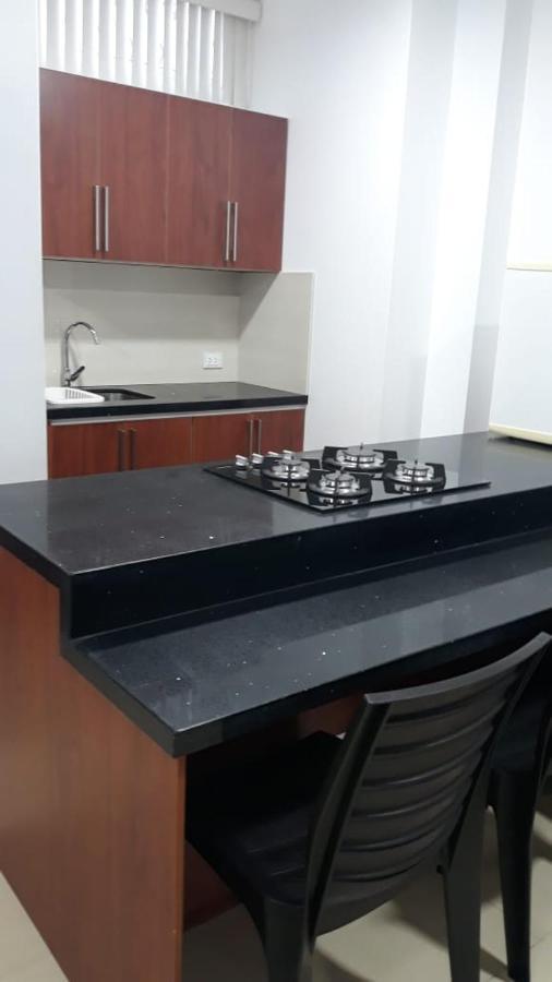 Departamentos Marcecilia De 2 Y 3 Habitaciones En El Centro De Manta Kültér fotó